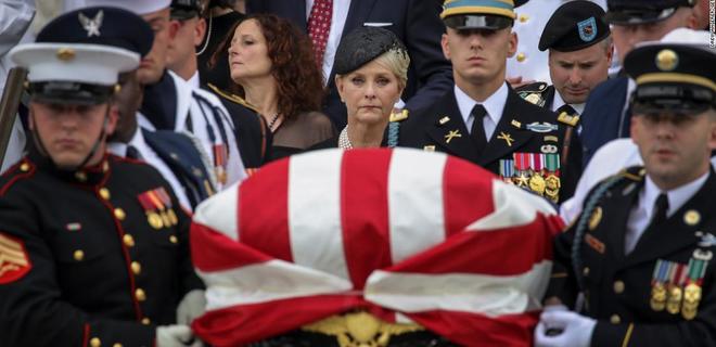 В США с воинскими почестями похоронили Джона Маккейна - Фото