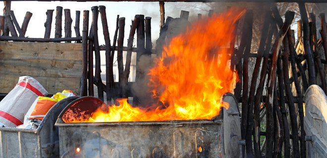 Сожгли флаг террористов: ИС сообщила о проукраинских акциях - Фото