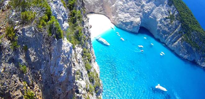 На греческом острове Закинтос кусок скалы упал на пляж: видео - Фото