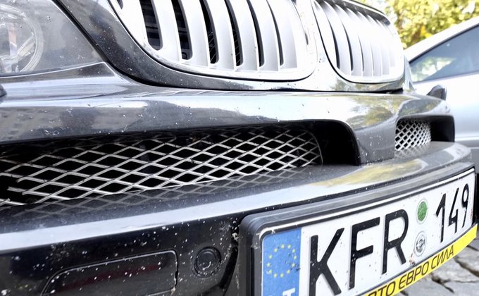 Сотни автомобилей на еврономерах припарковались у Кабмина: фото