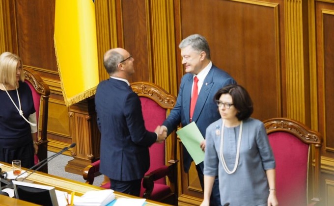 Выступление Порошенко в парламенте и беспорядки под Радой: фото