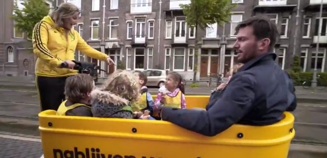 В Голландии электрокар с детьми попал под поезд: есть погибшие - Фото