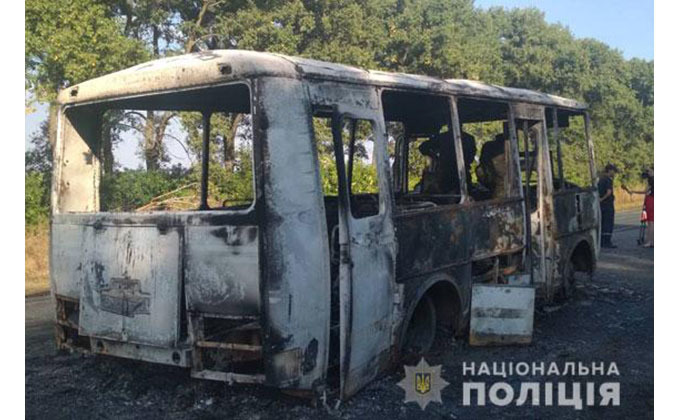 В Сумской области сгорел перевозивший детей автобус - фото