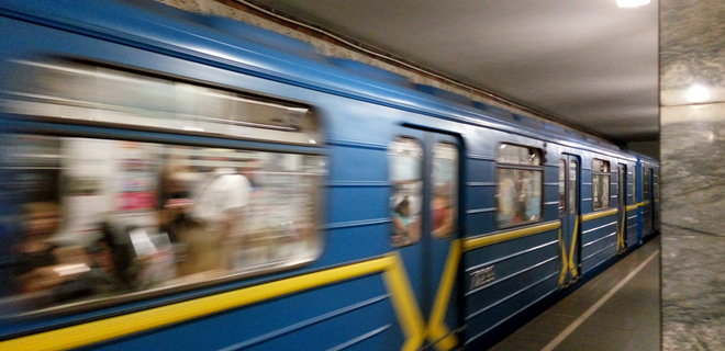 Киевское метро возобновило работу после инцидента на мосту - Фото