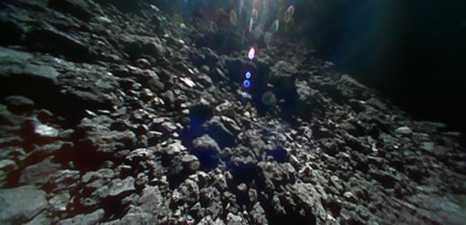 300 млн км от нас: роботы прислали фото и видео с астероида Рюгу - Фото