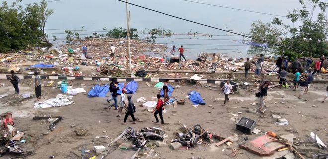 Десятки людей стали жертвами землетрясения и цунами в Индонезии - Фото