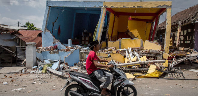Счет жертв землетрясения в Индонезии пошел на тысячи - Фото