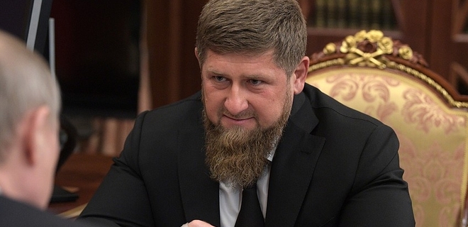 Сюр. Фонд Кадырова в Чечне выдал мужчинам по 50 000 рублей на 