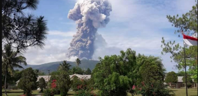 После землетрясения в Индонезии начал извергаться вулкан: фото - Фото
