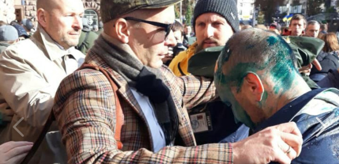 В Киевсовете облили зеленкой Сергея Гусовского: фото, видео - Фото