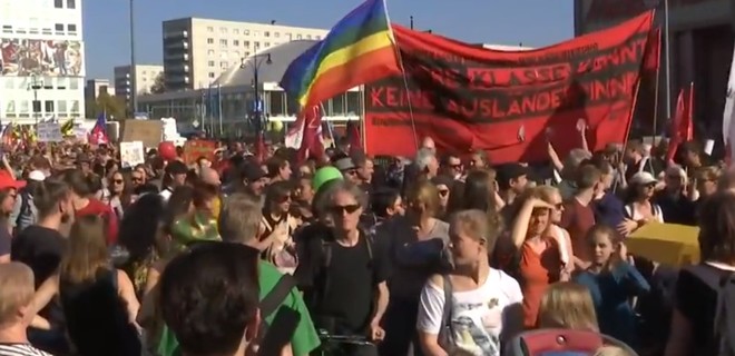 Обеспокоенные ростом ксенофобии немцы вышли на улицы: видео - Фото