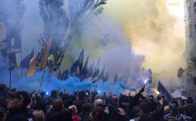 Фаеры, пиротехника и концерт: в Киеве проходит марш УПА - фото