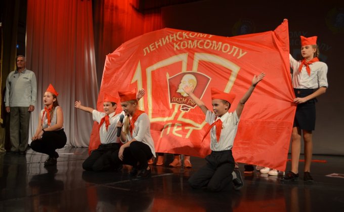 В оккупированном Севастополе празднуют столетие комсомола: фото