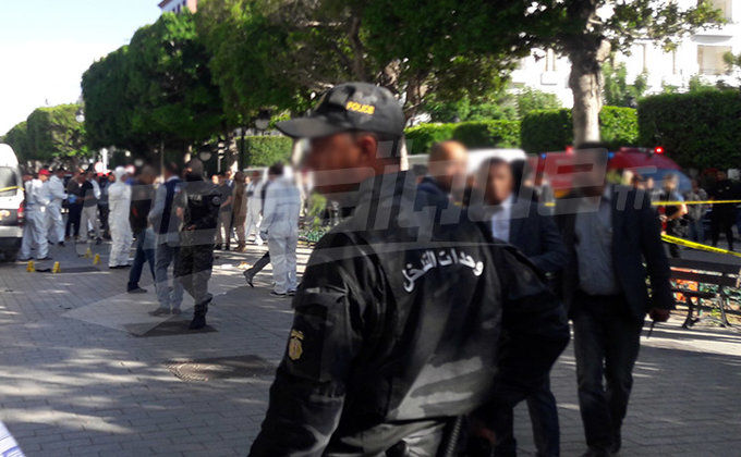 Женщина подорвала себя в центре Туниса - фото
