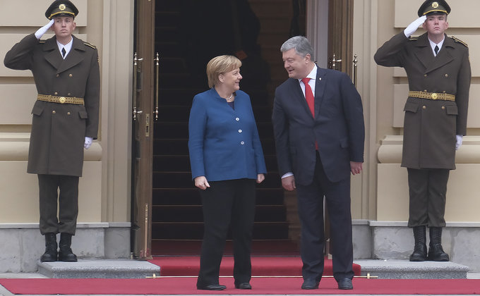 Каравай от Кличко, цветы от Порошенко: как Киев Меркель встречал