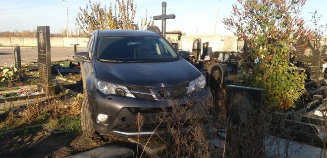 В Харькове внедорожник повалил памятники на кладбище: фото, видео - Фото
