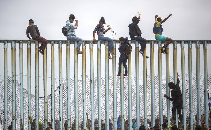Где сейчас караван мигрантов в США и что с людьми: 15 ярких фото