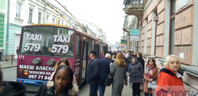 В Тернополе транспортный коллапс: штурмуют троллейбусы - фото - Фото