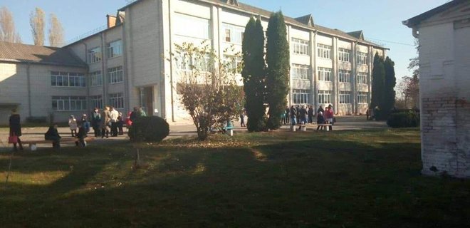 В школе в Киевской области распылили газ: школьники в больнице - Фото