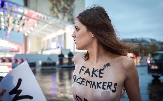 Участницы Femen оголились у Триумфальной арки в Париже - фото