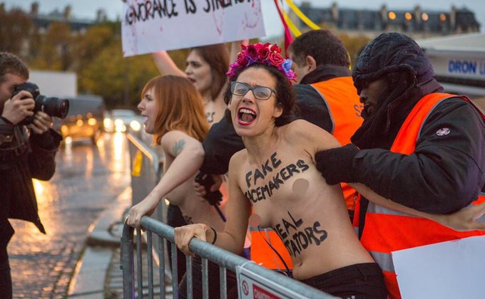 Участницы Femen оголились у Триумфальной арки в Париже - фото