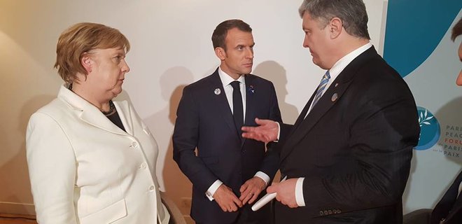 Порошенко обсуждает с Меркель и Макроном 