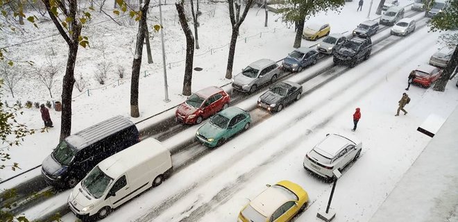 В Киеве из-за снега за полдня произошло уже 300 ДТП - Фото