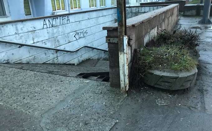 Во Львове скорая влетела в подземный переход: бригада в больнице