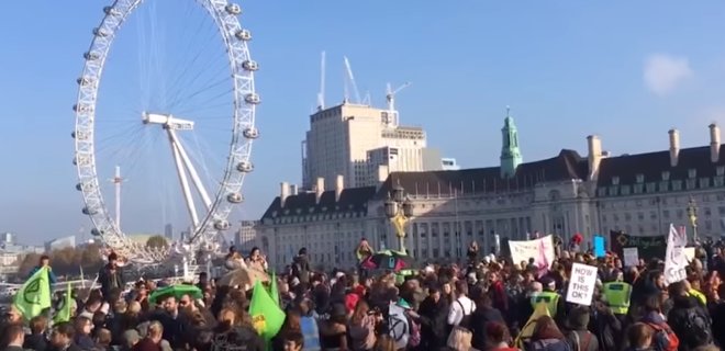 В Лондоне протестующие перекрыли мосты: требуют думать о климате - Фото