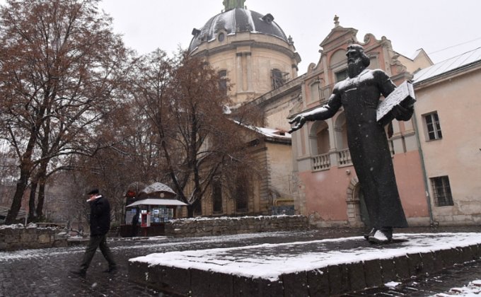 Во Львове выпал первый снег, город стал в пробках: фото