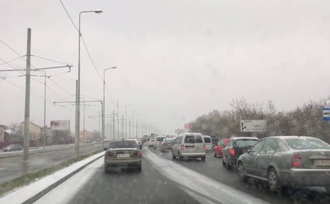 Во Львове выпал первый снег, город стал в пробках: фото