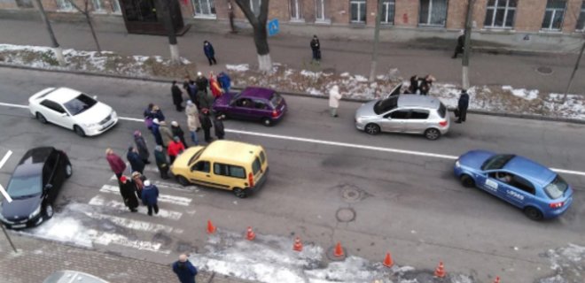 Тепла нет: в Киеве жители домов без отопления перекрыли дорогу - Фото