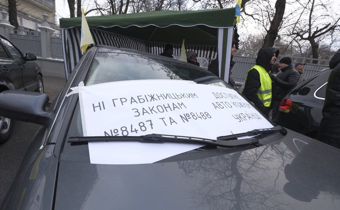 Центр Киева стал в пробках из-за акции "евробляхеров": фото