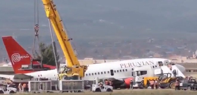 В Боливии у самолета при посадке отломилось шасси - видео - Фото