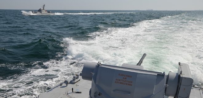 Военный корабль РФ протаранил буксир ВМСУ в Керченском проливе - Фото