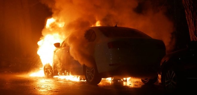 У посольства РФ в Киеве горело авто на дипломатических номерах - Фото