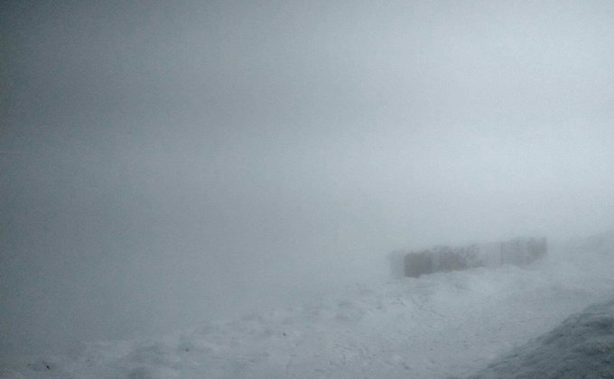 В Карпатах выпало до метра снега - фото, видео