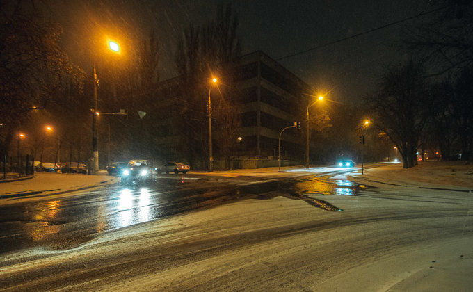 В первый день зимы Киев засыпало снегом: фото, видео