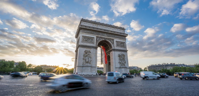 В Париже 13 протестующих обвинили в повреждении Триумфальной арки - Фото