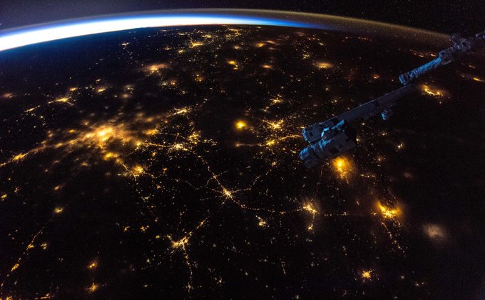 К астронавтам прилетел космический "Дракон": яркие фото
