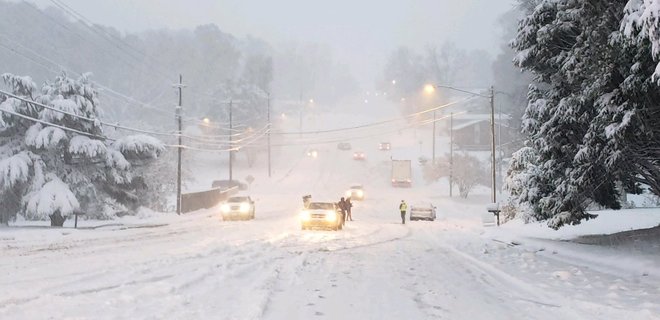 США накрыла снежная буря: без света 300 тысяч домов - фото - Фото