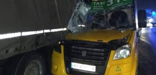 Под Киевом маршрутка врезалась в грузовик: двое в реанимации - Фото