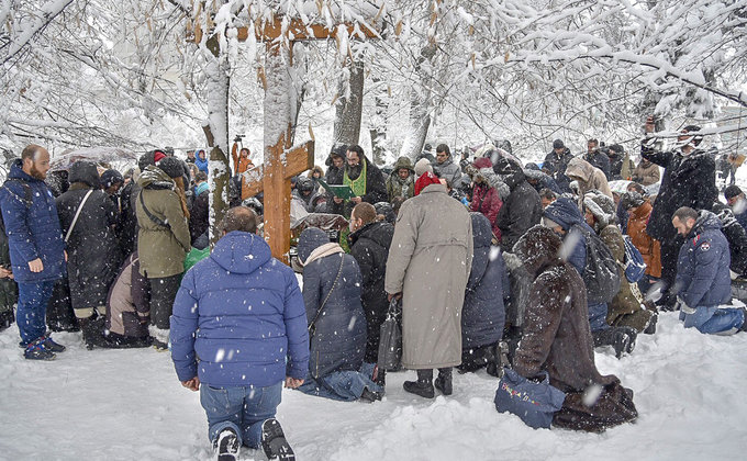 На коленях в снегу. Митинг прихожан УПЦ МП под Радой - фото