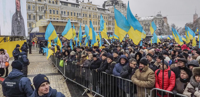 Сколько украинцев считают Зеленского эффективнее, чем Порошенко - Фото