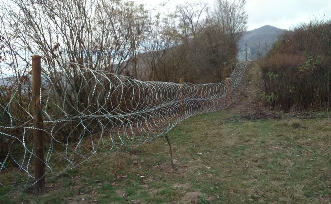 В Закарпатье границу от контрабандистов защитили проволокой: фото