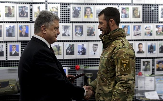 Порошенко наградил воинов Украинской добровольческой армии: фото