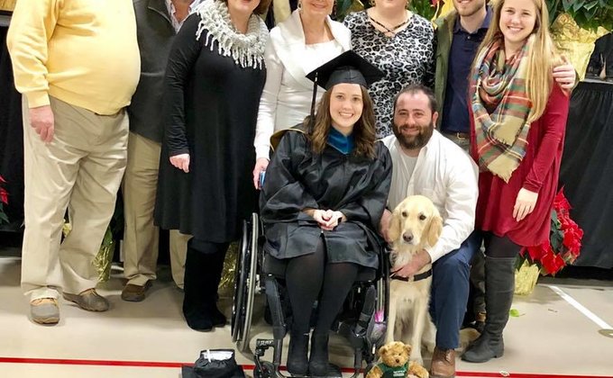 В США собака-поводырь получила диплом магистра - фото