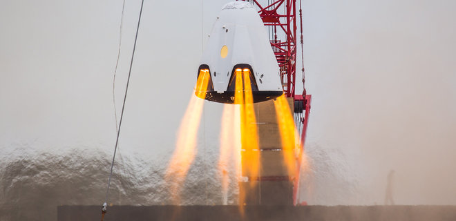 SpaceX показала ракету и корабль Crew Dragon в ангаре: фото - Фото