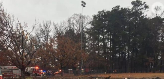 В США самолет упал на футбольное поле: есть погибшие - видео - Фото