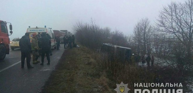 На трассе Киев-Одесса столкнулись 10 машин, перевернулся автобус - Фото